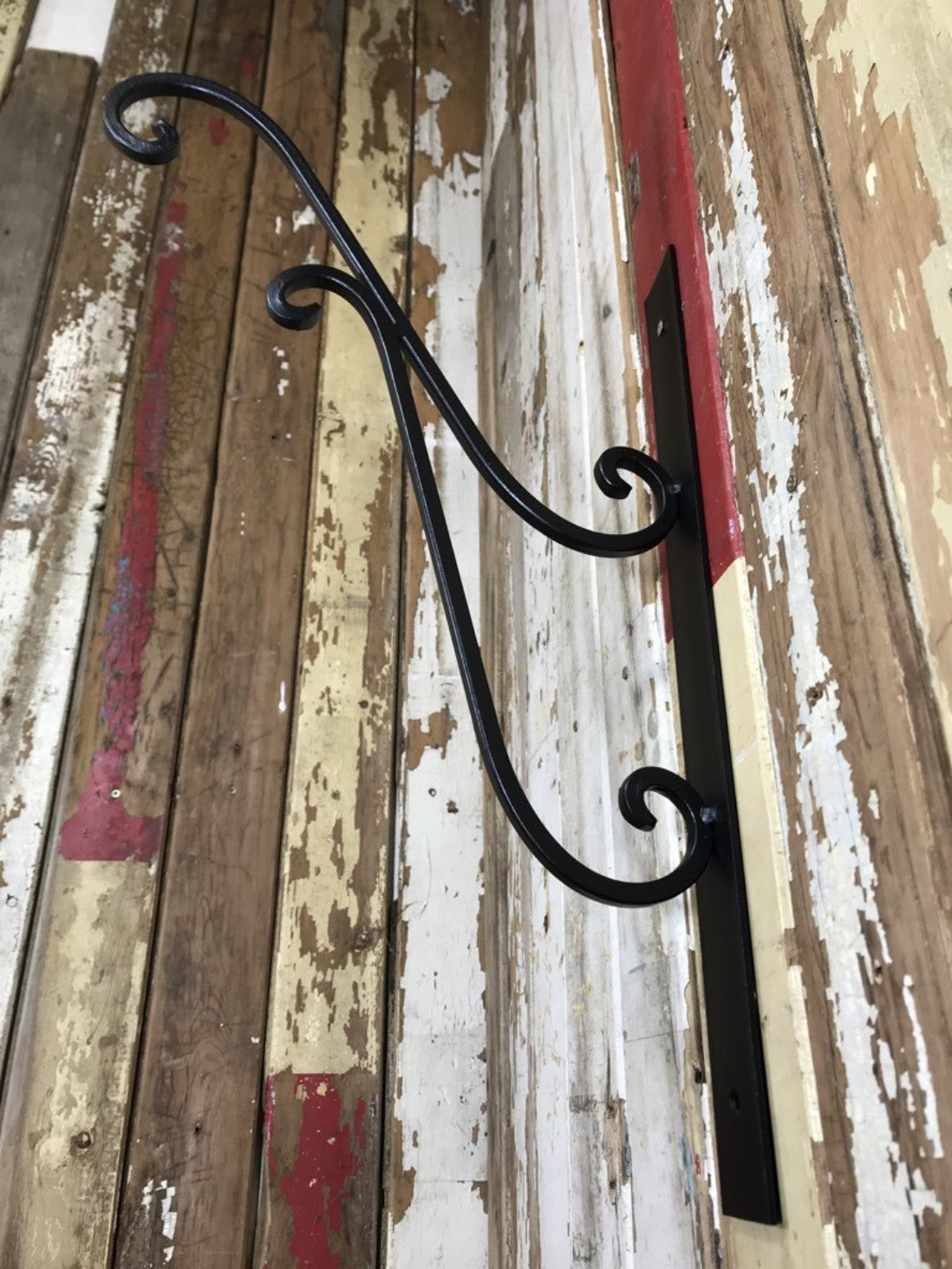 Strong Black Wrought Iron Steel Hanging Basket Wall Bracket