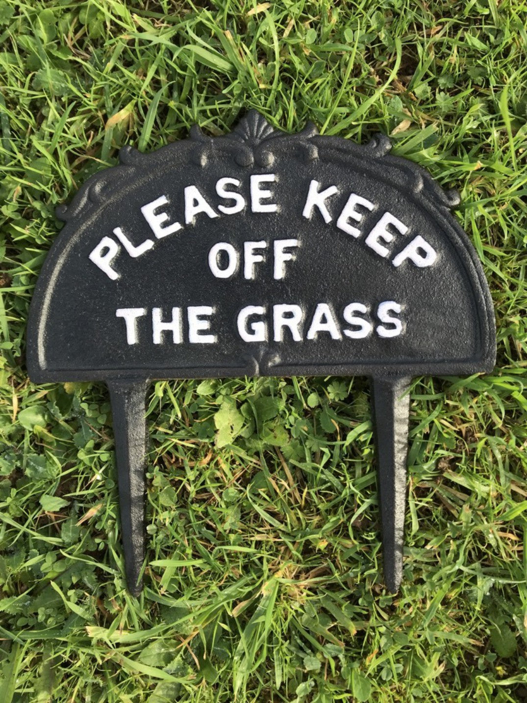 PLEASE KEEP OFF THE GRASS Cast Iron Garden Marker New With 2 Ground Spikes