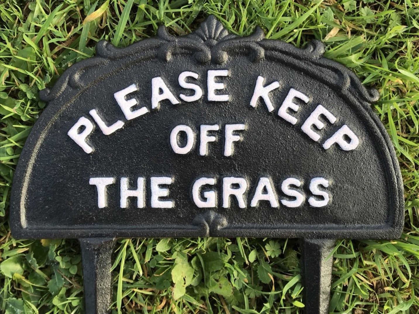 PLEASE KEEP OFF THE GRASS Cast Iron Garden Marker New With 2 Ground Spikes
