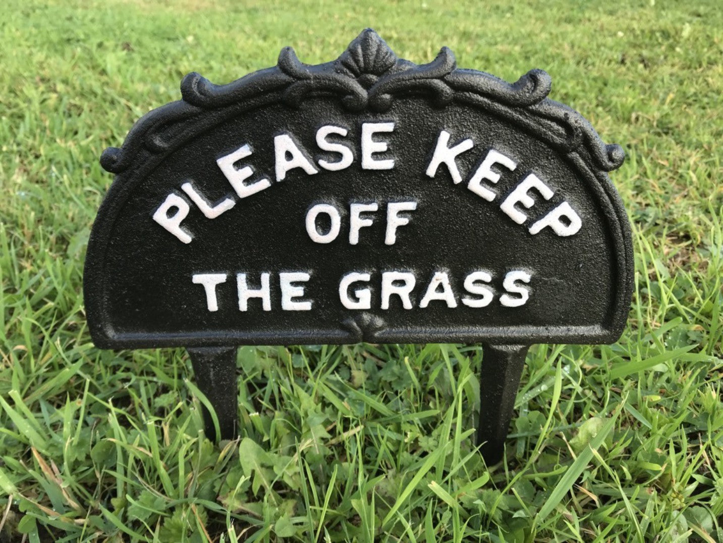 PLEASE KEEP OFF THE GRASS Cast Iron Garden Marker New With 2 Ground Spikes