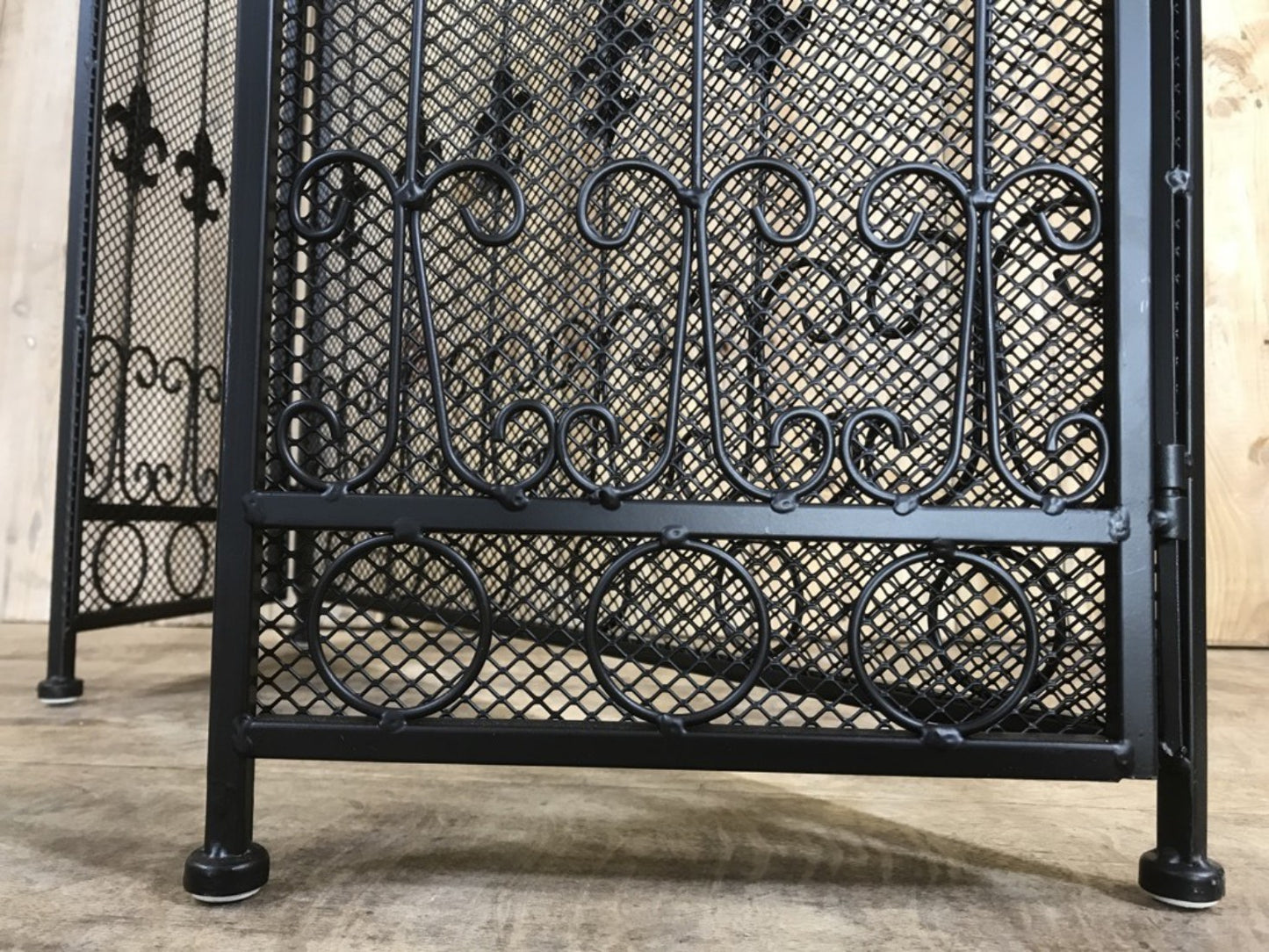 Black Wrought Iron Fleir De Lys Style Metal Folding Fire Stove Screen Guard