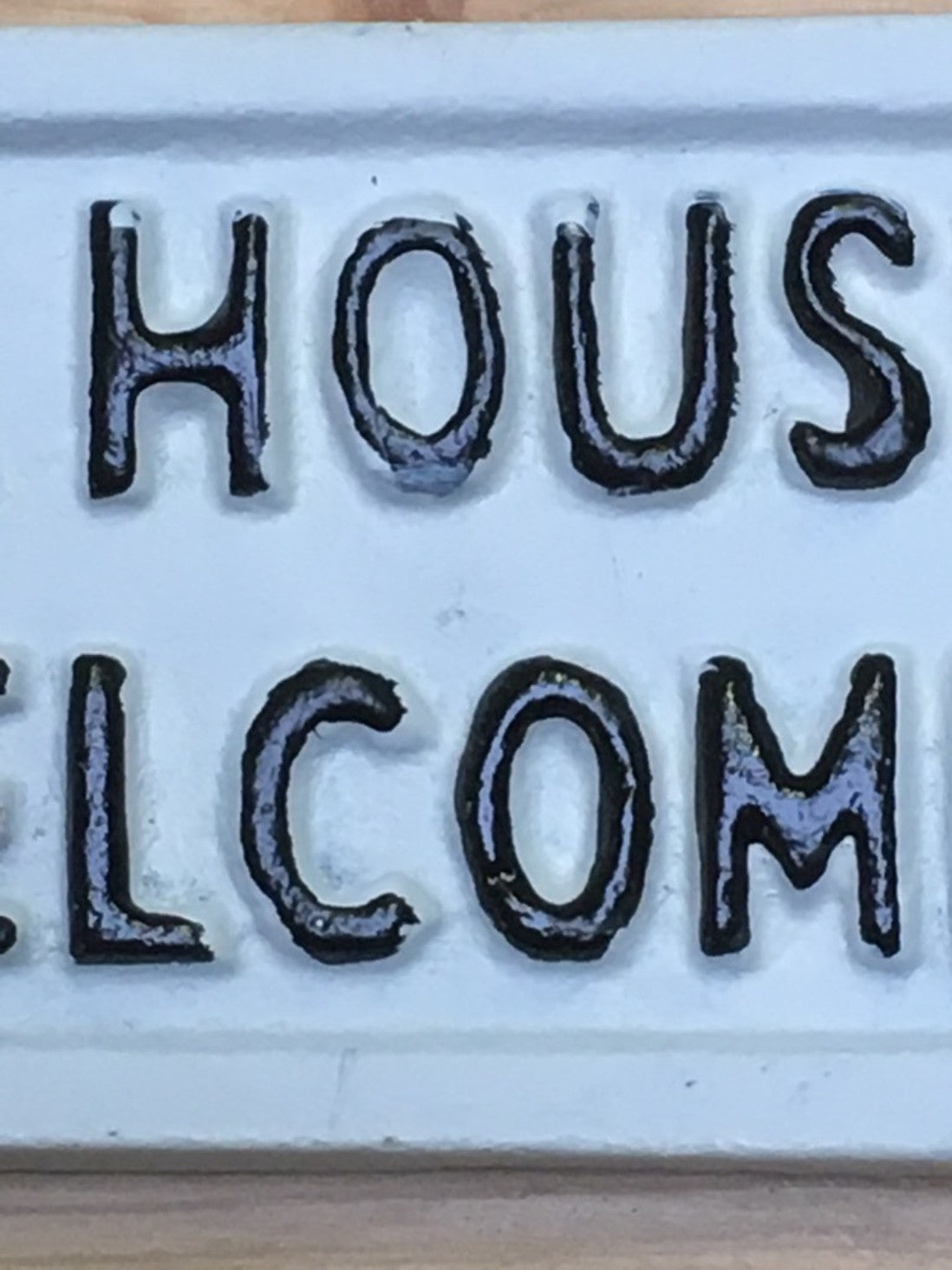 Cast Iron Sign "THIS IS A SMALL HOUSE WITH A BIG WELCOME" White