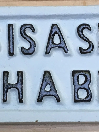 Cast Iron Sign "THIS IS A SMALL HOUSE WITH A BIG WELCOME" White